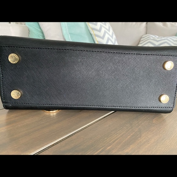 Micheal Kors Cross body - Picture 4 of 9